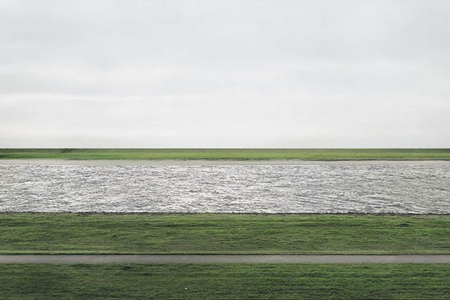 Andreas Gursky, Rhein II 1999